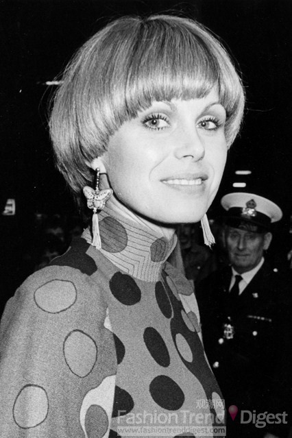 11. 乔安娜•林莉（JOANNA LUMLEY）在七十年代风靡一时的蘑菇头如今看来依旧时尚，蓬松的发型充满动感。