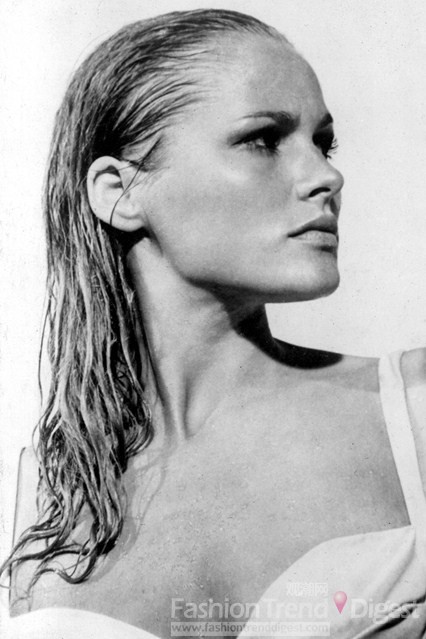 12. 乌苏拉•安德丝（URSULA ANDRESS）在007系列电影中出演邦德女郎之后就一炮走红，她的发型也掀起一股追捧的潮流。