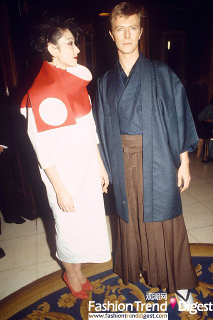 1979年<br>
穿着日本传统服饰和服的David Bowie和未知名的朋友在一起。藏青色的和服上衣搭配棕色的下摆使David Bowie看起来稳重不少，好像无论什么样子的衣服David Bowie穿起来都会比较出彩。<br>
