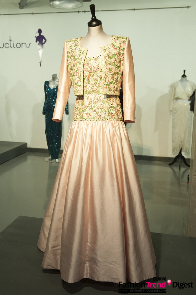戴安娜在1992年2月去印度进行国事访问时穿的长款晚礼服，这套淡淡粉色系晚礼服在2013年3月15日在英国伦敦拍卖。
