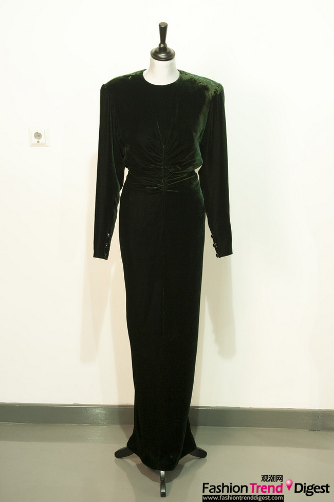 这款墨绿色的天鹅绒礼服映衬出戴安娜王妃雪白的肌肤，她的这套服装也在2013年3月15日在英国伦敦拍卖。