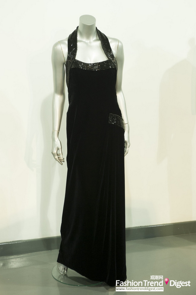 戴妃身穿这件黑色天鹅绒珠绣晚礼服出现在1997的肯辛顿宫，这件礼服于2013年3月15日在伦敦拍卖。