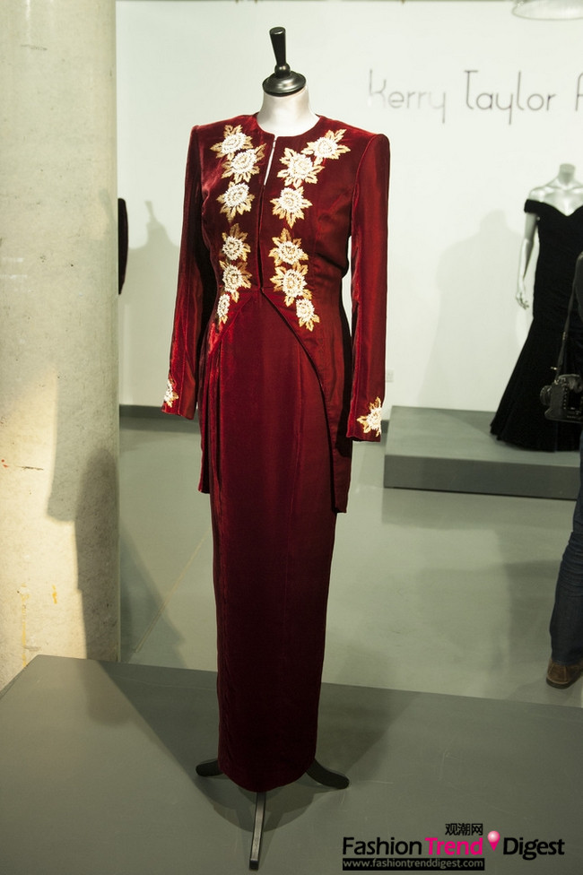 1992年戴安娜出访韩国进行国事访问的时候穿的枣红色刺绣图案套装有种东方美女的感觉，当然出席亚洲国家也迎合了当地人民的喜好。这套服装于2013年3月15日在伦敦拍卖。