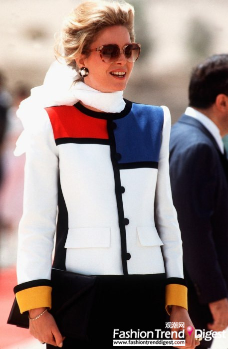 1988年：约旦王太后努尔(Queen Noor)身穿一套白色西服套装，领子口还有蓝色丝巾点缀，她正在等候来约旦访问的伊丽莎白二世。