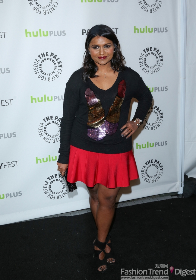 Mindy Kaling<br>
宽松的运动衫隐藏着粗腰，这样松松垮垮的装扮看起来更像长方形，红色的百褶裙很清纯，但是粗腿MM们还是谨慎选择短裙，否则双腿比例看起来很丑呢。<br>
