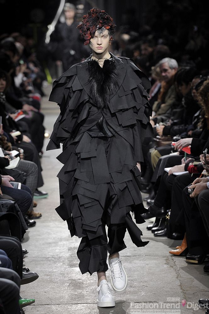 3.Comme des Garçons<br>
层层叠叠的黑色服装仿佛给模特穿上了一件乌鸦般的外皮，诡异的妆容仿佛如女巫一样，黑压压一片向你走来，压抑的氛围让人不寒而栗。<br>
