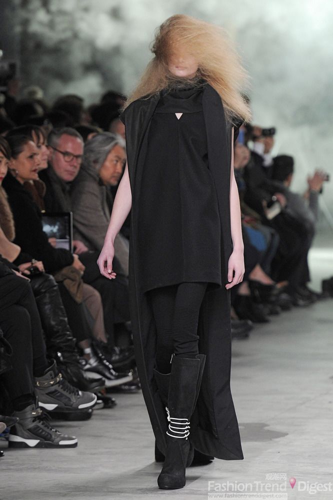 9.Rick Owens<br>
黑色无袖直通型的连衣裙非常优雅，但是这款仿佛如大风吹乱的头发立刻将优雅也吹得荡然无存了！也许设计师的用意就是让观众注意力在服装上。<br>
