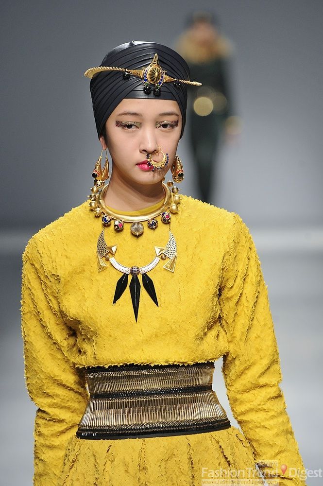 11. Manish Arora<br>
夸张的鼻子饰品让人立刻想到亚洲的印度，但是这款鼻饰品似乎有些残忍，给人感觉仿佛是穿过鼻子装饰的链子，人怎么能像动物一样呢？<br>
