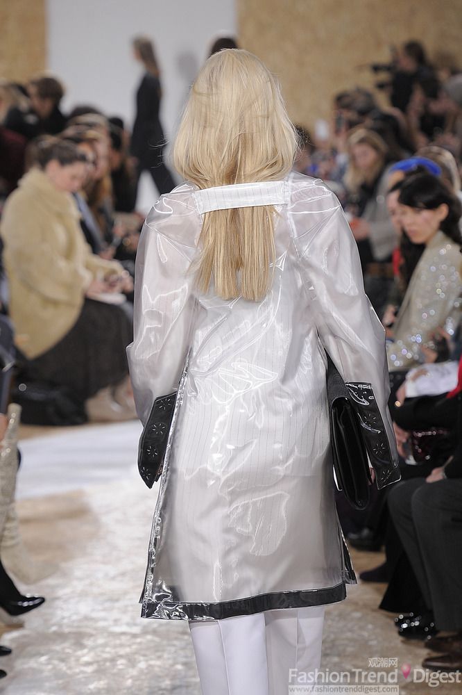 13.Maison Martin Margiela<br>
白色绸缎质感的长袍式外套背部后颈处还有条块剪裁突出，模特的头发还放在此处，感觉不伦不类，没有设计感。<br>
