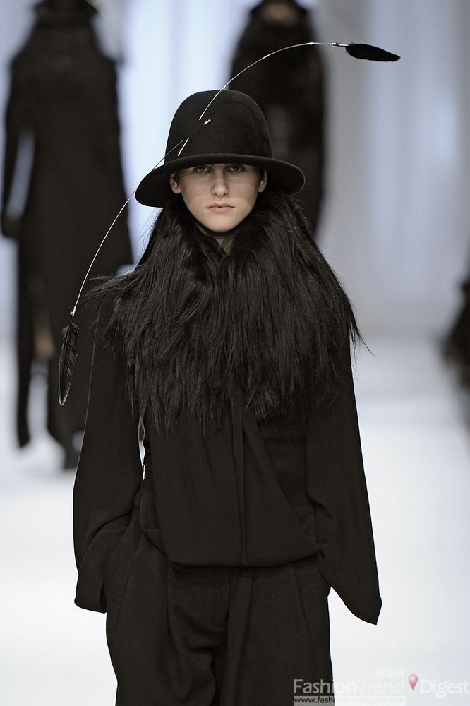 17.Ann Demeulemeester<br>
黑色的毛呢套装很有淑女范儿，小礼帽也非常甜美可人，但是帽子上的如狮子尾巴形状 的点缀物就太画蛇添足了。<br>
