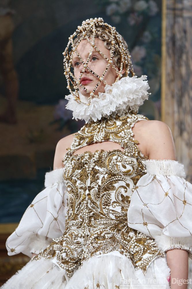 19.Alexander McQueen<br>
金色的如鸟笼一般的头罩十分奢华，有一种金丝笼藏阿娇的感觉，被禁锢的女性能愉快 吗？这样的设计是想表达要束缚女性的意味吗？<br>
