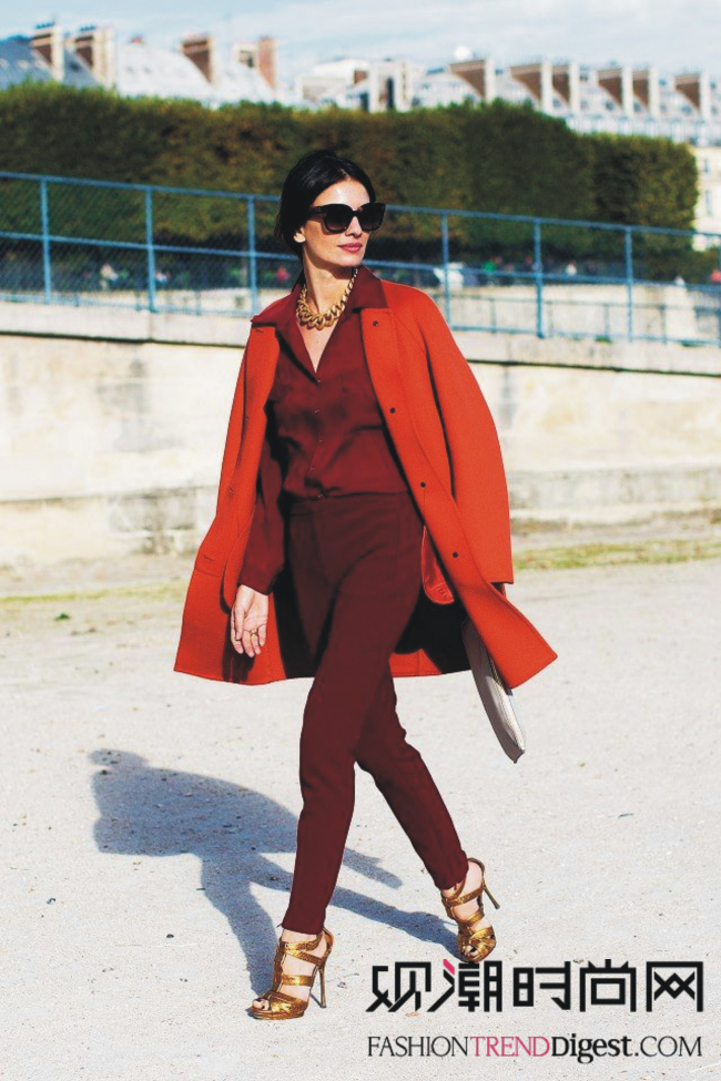 酒红色的色彩搭配，挑战橙红色大衣，让衬衣与裤装的OL风格，瞬间转变成为时髦的着装达人。