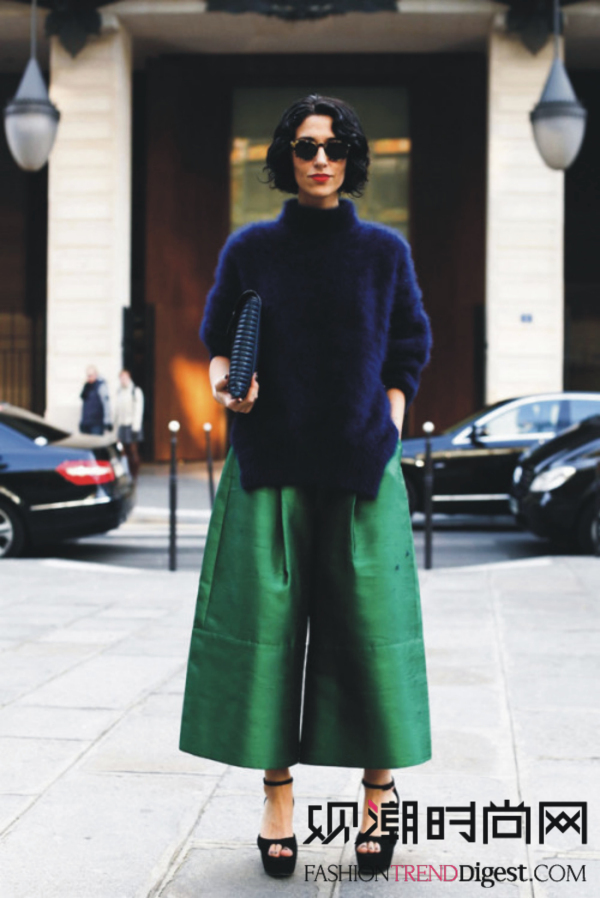 这套深蓝色毛绒毛衣与绿色高腰阔腿裤的搭配，吸引无数热爱时尚人士的眼球，纷纷点赞。绿色出行，时髦秋冬街头。