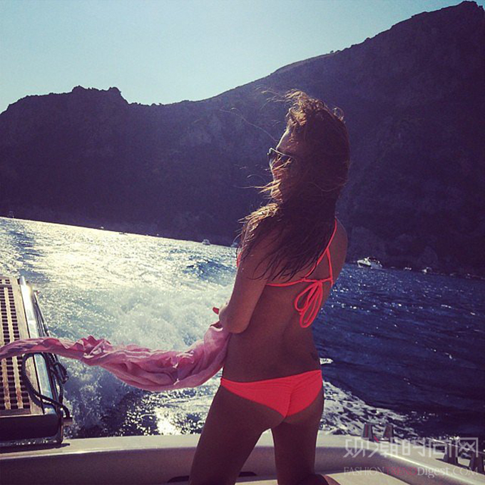 丽娅·米雪儿Lea Michele和她的男朋友在六月分享的性感照片。<br />