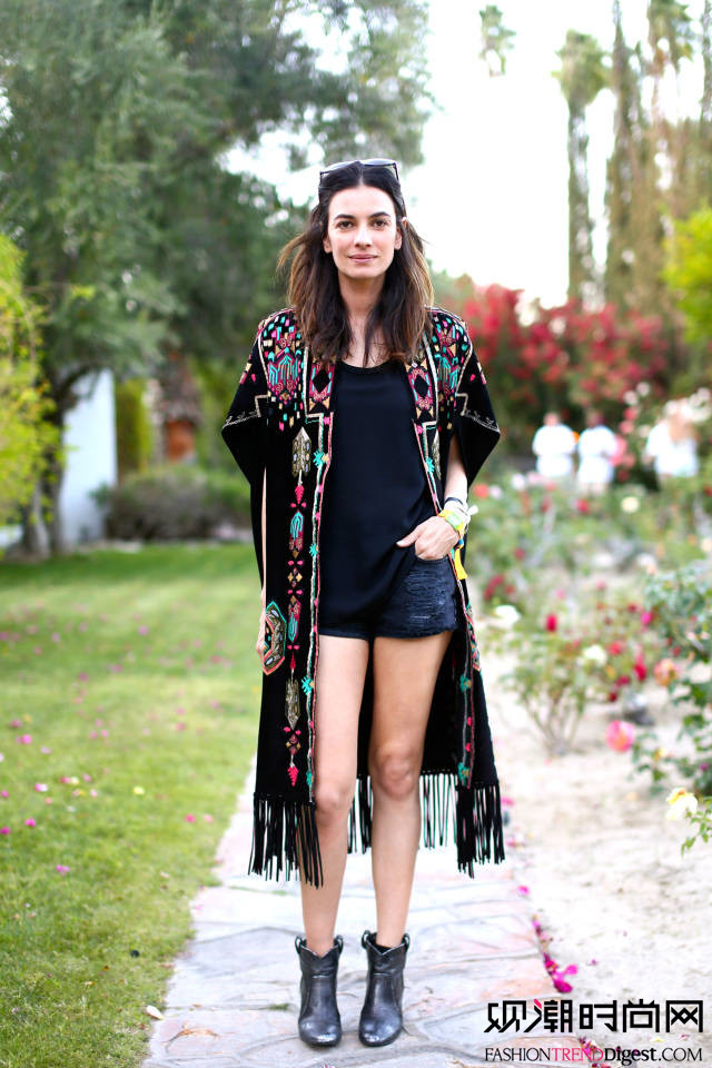 <p>Leila Yavari</p><p>来自伊朗的Leila Yavari，现任Stylebop网站时装总监，这一身显得时髦带感。</p>