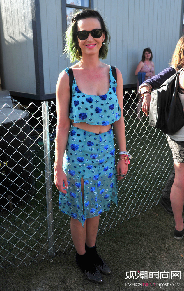 <p>Katy Perry</p><p>歌手Katy Perry穿着一身For Love & Lemons露脐装，深蓝色显得十分青春。<br /></p>