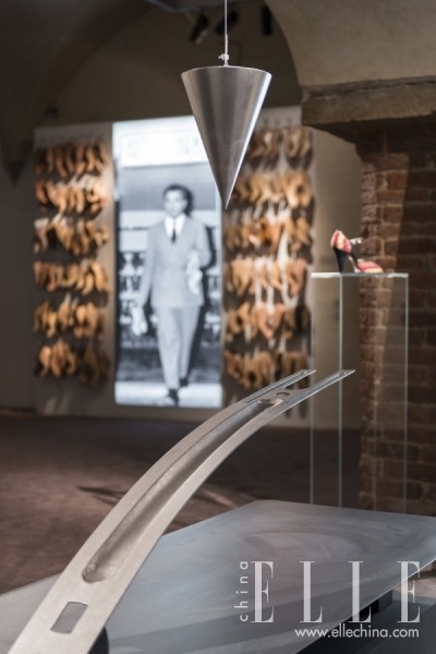 展厅一，Ferragamo著名的钢质垫片及重锤线