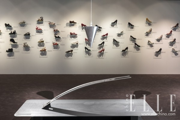 展厅一，透视绘画法展示的Ferragamo经典鞋履