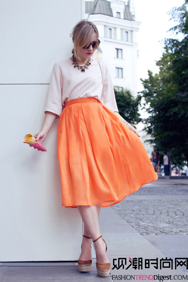 九月份，如果你早早换上了单一色系的长袖衫，为了不让自己看起来闷闷的，不如选一条有光泽的伞裙来提高一下亮度，橘色真丝质感的伞裙无疑是最佳的单品。