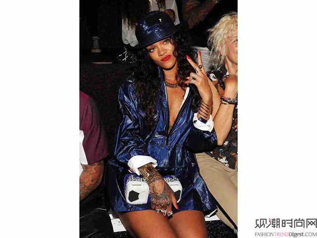 Rihanna 她的大胆就不必多说了，超神v加上金属质感面料显得野性十足，但卷边的袖子露出白色的里布加上白色的手包却说明这位小天后同样不会忽略细节。