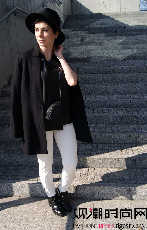 简单的黑白搭配无疑是极简主义最好的状态，一顶圆礼帽和黑色呢子大衣搭配，十足的英伦气息。