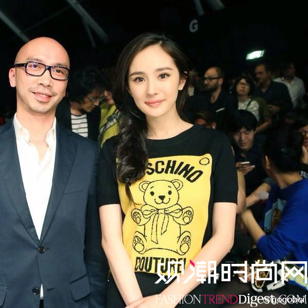 杨幂穿Moschino 2015早春系列小熊图案套装亮相秀场。这次她把核武器收了起来，穿上小熊图案加中裙，这种有心机有节制的装可爱招数真是非常实用，整个人都灵巧了起来。这一切已经让人拍手称快了，她还机智地配上了锦上添花的手枪包。