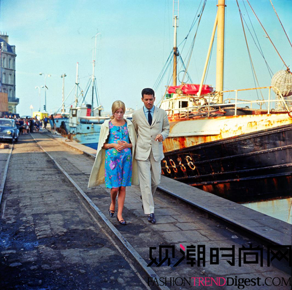 连身裙搭配风衣也是60年代的经典穿搭之一。