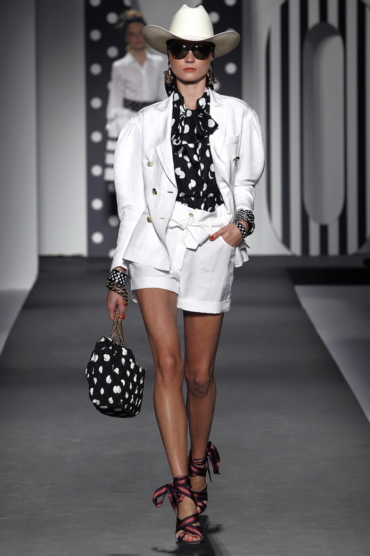 Moschino 11ĸDƬ