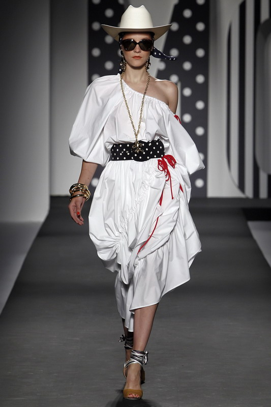 Moschino 11ĸDƬ