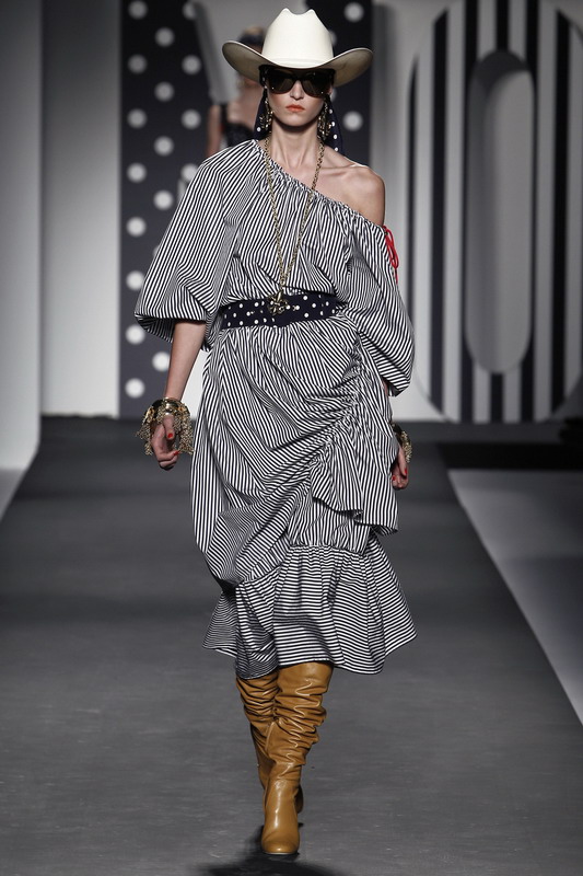 Moschino 11ĸDƬ