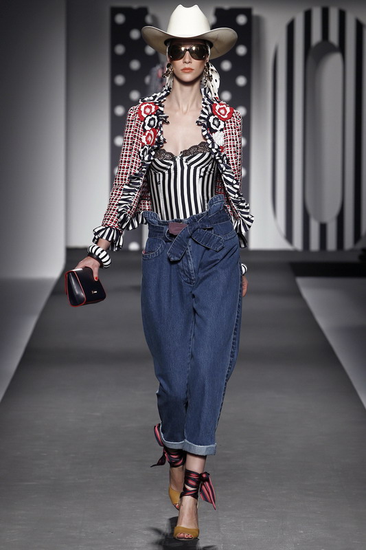 Moschino 11ĸDƬ