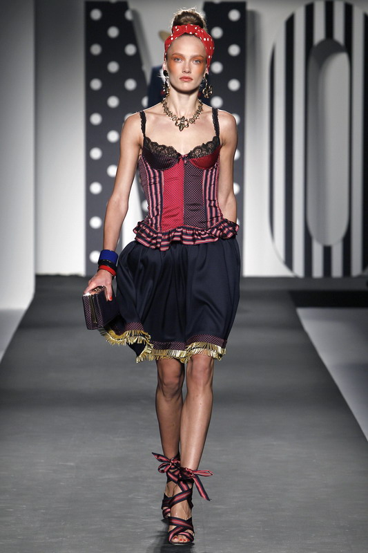 Moschino 11ĸDƬ