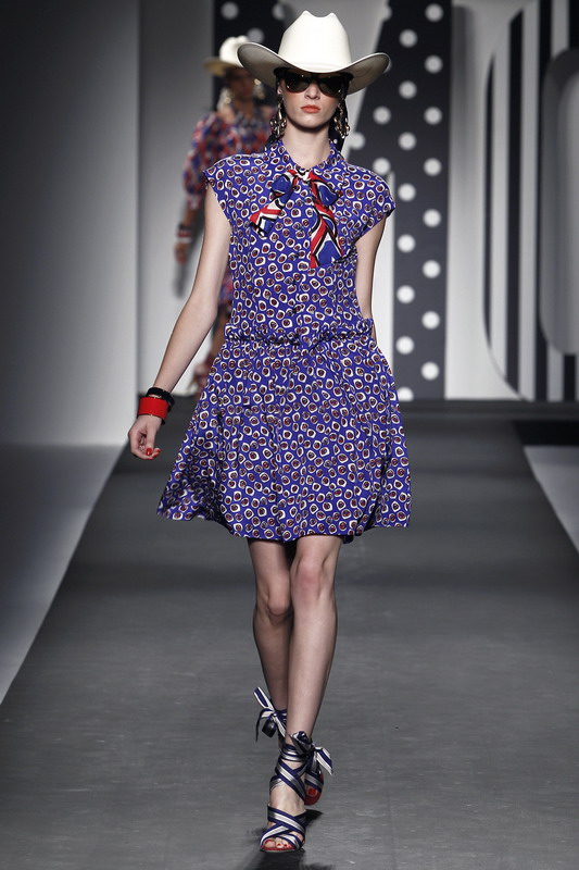 Moschino 11ĸDƬ